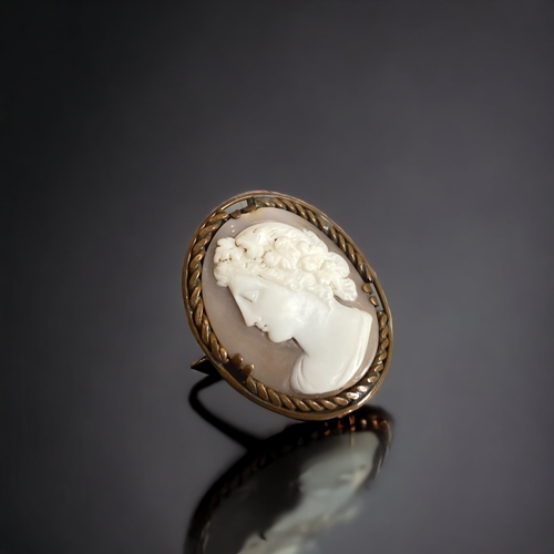 154 - A VINTAGE CONTINENTAL CARVED CAMEO BROOCH.
35 X 28MM