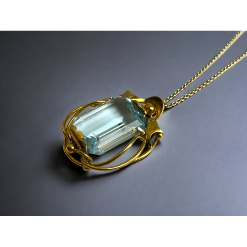 168 - A 14 CARAT GOLD & LARGE AQUAMARINE LADIES NECKLACE PENDANT. 
THE PENDANT SET WITH A LARGE (20 X 15MM... 