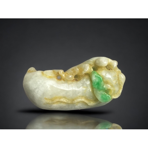 302 - A CHINESE BI COLOUR JADE CARVING. DEPICTING LILY PAD AND A SMALL ANIMAL. 
60MM LONG.