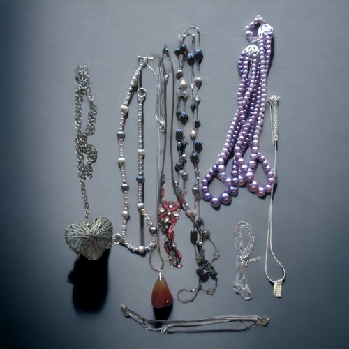 124 - A LOT OF COSTUME JEWELLERY NECKLACES.