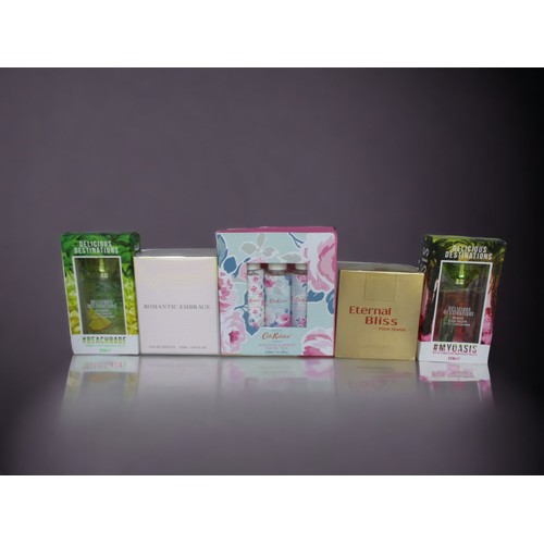 118 - A COLLECTION OF MAINLY BOXED LADIES PERFUMES.