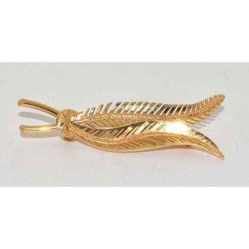 132 - 18ct gold leaf shape brooch 6cm 6g