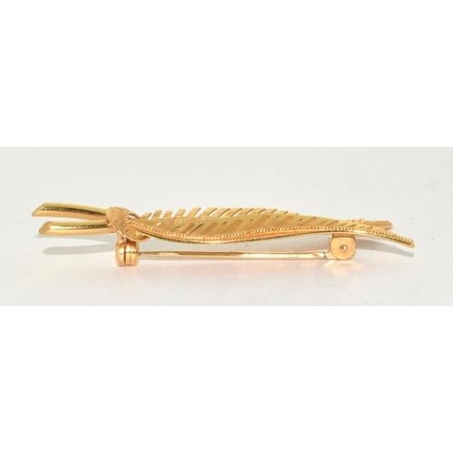 132 - 18ct gold leaf shape brooch 6cm 6g