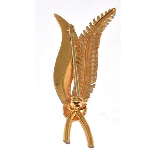 132 - 18ct gold leaf shape brooch 6cm 6g