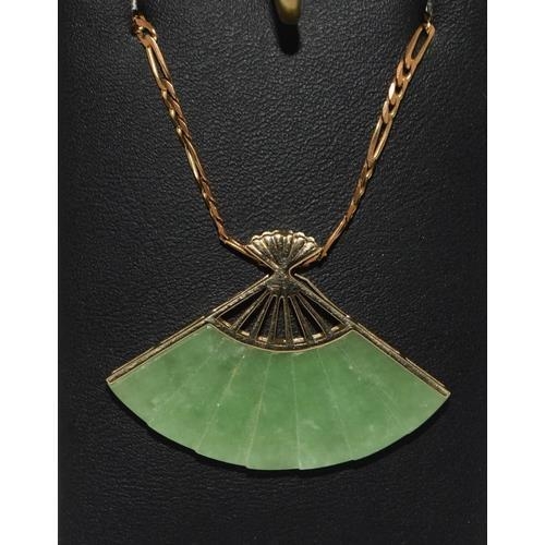 299 - 9ct gold Vintage Jade Oriental fan pendant necklace total 10.9g