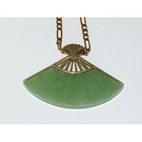 299 - 9ct gold Vintage Jade Oriental fan pendant necklace total 10.9g