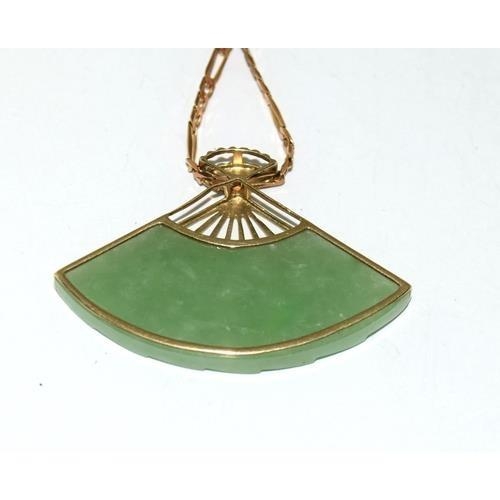 299 - 9ct gold Vintage Jade Oriental fan pendant necklace total 10.9g