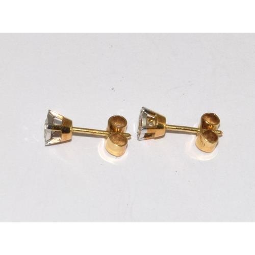 276 - 18ct gold Diamond ear studs of approx 0.35ct