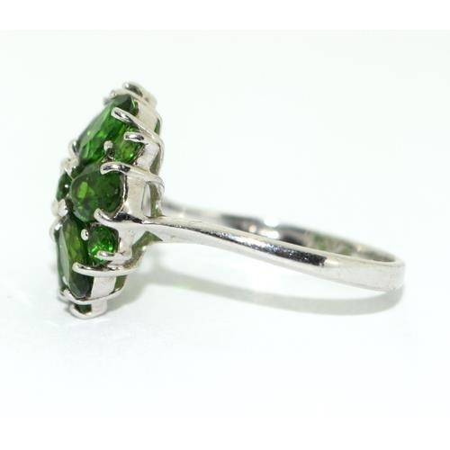 38 - 9ct white gold ladies Green Topaz daisy ring size N