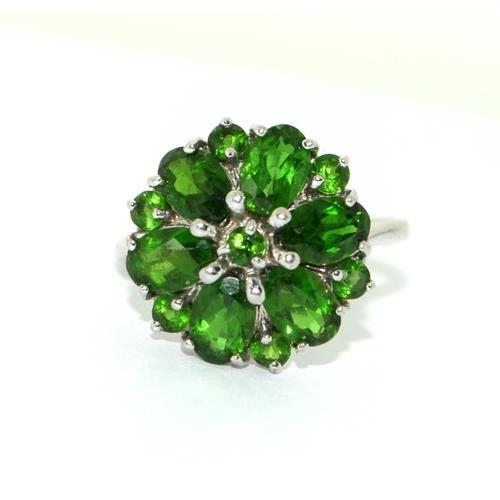 38 - 9ct white gold ladies Green Topaz daisy ring size N