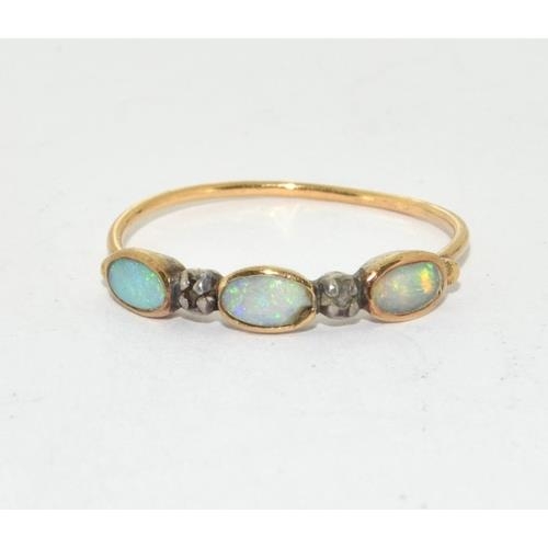 281 - 15ct gold ladies Opal and Diamond 5 stone antique set ring size R