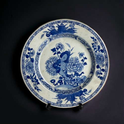 169 - A CHINESE EXPORT PORCELAIN BLUE & WHITE PLATE TOGETHER WITH A SIMILAR BOWL. QIANLONG PERIOD.