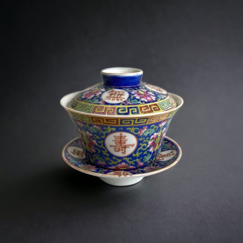 171 - A 19TH CENTURY CHINESE MUN SHOU ENAMEL PAINTED RICE BOWL, WITH STAND & LID.
FOUR CHARACTER MARKS TO ... 