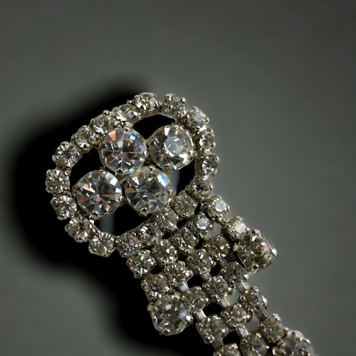 77 - A 1930'S TRIFARI STYLE OVAL WATERFALL BROOCH, WITH  RHODIUM PLATE AND RHINESTONES.