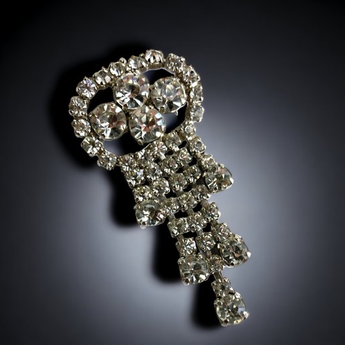 77 - A 1930'S TRIFARI STYLE OVAL WATERFALL BROOCH, WITH  RHODIUM PLATE AND RHINESTONES.