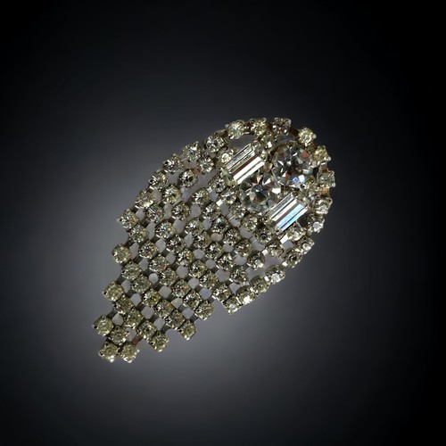 78 - A 1930'S TRIFARI STYLE DOMED BROOCH, RHODIUM PLATE AND RHINESTONES.