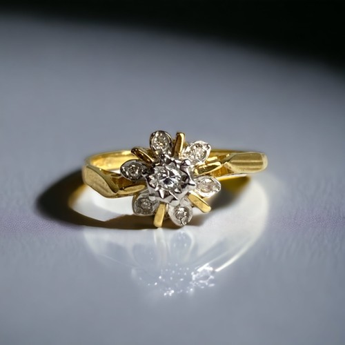 82 - 18 CT GOLD AND DIAMONDS LADIES CLUSTER RING.
SIZE L 1/2