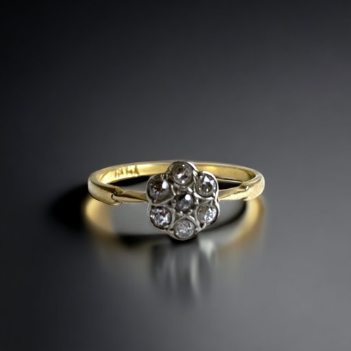 83 - A CONTINENTAL 18K GOLD AND DIAMOND LADIES CLUSTER RING.
SIZE N 1/2
1.8 FRAMS