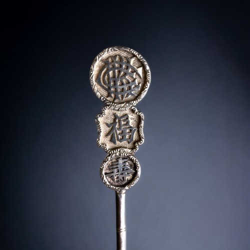 89 - A COLLECTION OF CHINESE EXPORT SILVER TEASPOONS.