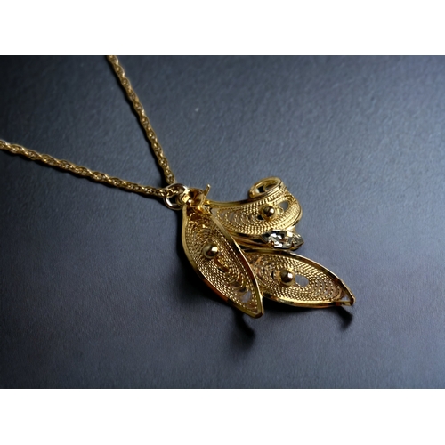 109 - A GOLD FILLED LADIES FILIGREE PENDANT NECKLACE.