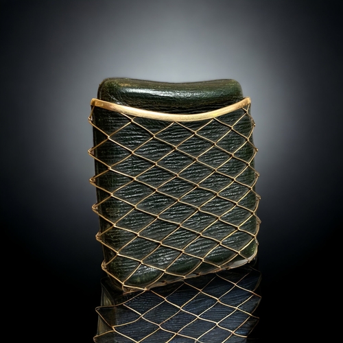 113 - AN ANTIQUE 14CT GOLD & LEATHER CARD CASE.
GREEN LEATHER CASE, COVERED IN 14CT GOLD MESH DESIGN. STAM... 