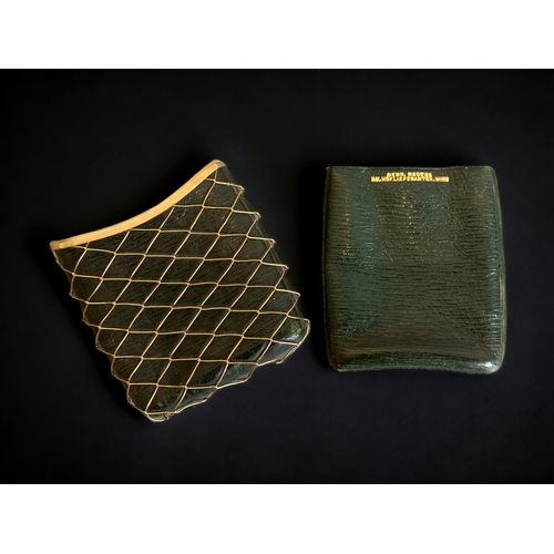 113 - AN ANTIQUE 14CT GOLD & LEATHER CARD CASE.
GREEN LEATHER CASE, COVERED IN 14CT GOLD MESH DESIGN. STAM... 