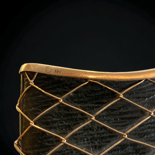 113 - AN ANTIQUE 14CT GOLD & LEATHER CARD CASE.
GREEN LEATHER CASE, COVERED IN 14CT GOLD MESH DESIGN. STAM... 