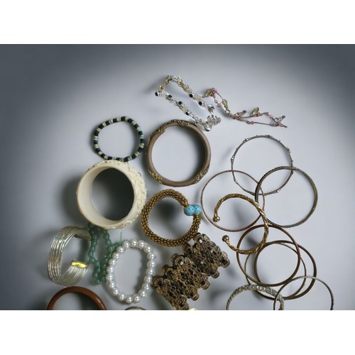 149 - A LARGE COLLECTION OF COSTUME JEWELLERY BRACELETS.