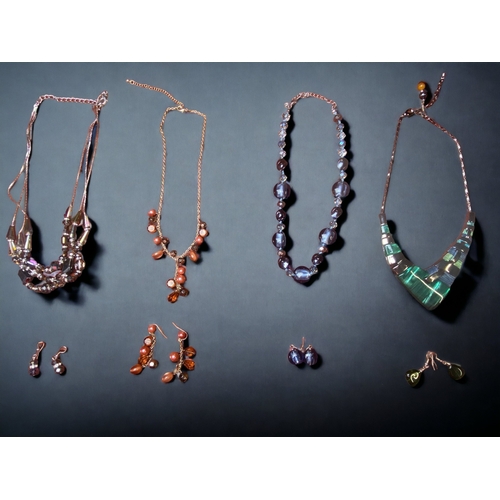 95A - A COLLECTION OF COSTUME JEWELRY NECKLACE AND EARING SETS AND LOOSE EARINGS