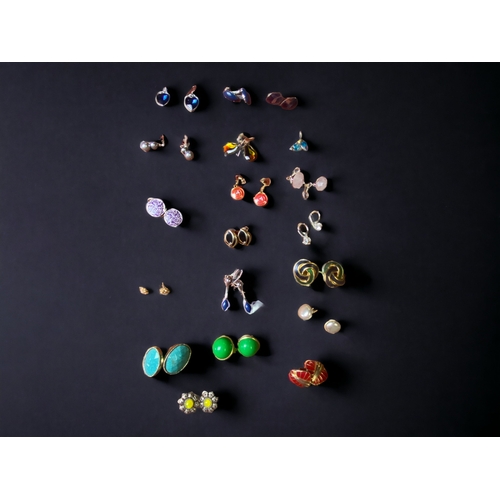 95A - A COLLECTION OF COSTUME JEWELRY NECKLACE AND EARING SETS AND LOOSE EARINGS