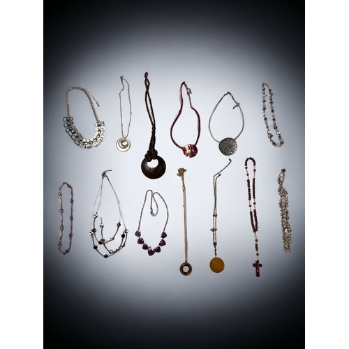 95B - A COLLECTION OF COSTUME JEWELLERY NECKLACES.