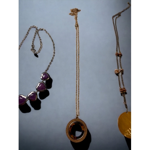 95B - A COLLECTION OF COSTUME JEWELLERY NECKLACES.