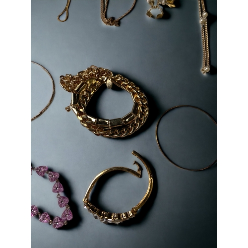 105B - A COLLECTION OF COSTUME JEWELLERY BANGLES AND NECKLACES.