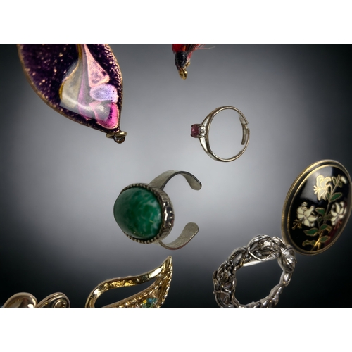 105C - A COLLECTION OF COSTUME JEWELLERY AND JEWELLERY BOX