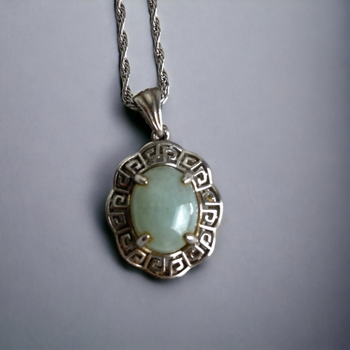 100A - A VINTAGE STERLING SILVER & JADE PENDANT NECKLACE.