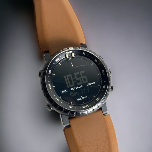 110 - A SUUNTO CORE MILITARY / OUTDOORS MENS WRISTWATCH.  WITH ALTIMETER, BAROMETER AND COMPASS.