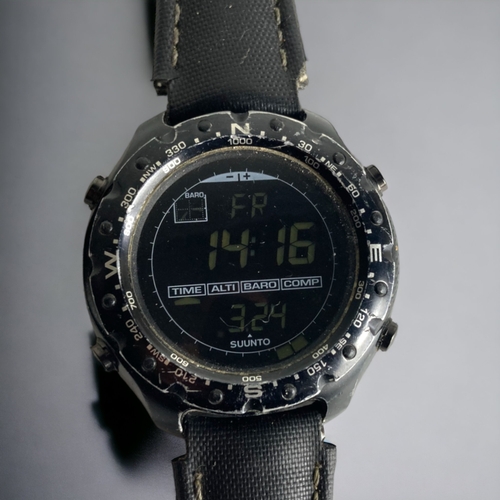 111 - A SUUNTO X-LANDER LIMITED EDITION MILITARY MENS WRISTWATCH.