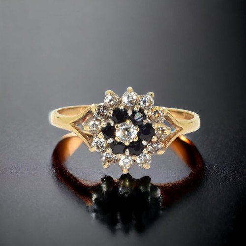 117 - A 9ct Gold ladies Cluster Ring.
Size Z