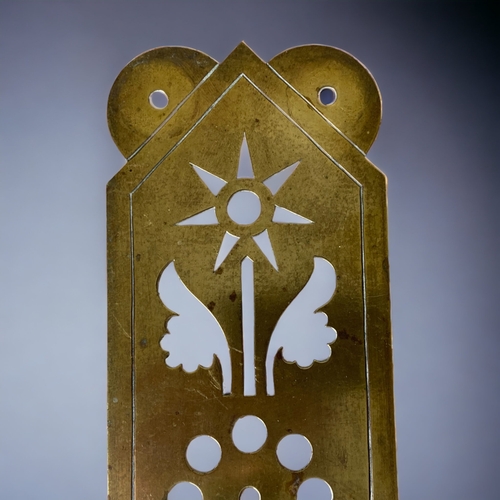 61 - A VICTORIAN BRASS DOOR FINGER PLATE. FRETWORK DRESSER STYLE DESIGN.
 31CM LONG.