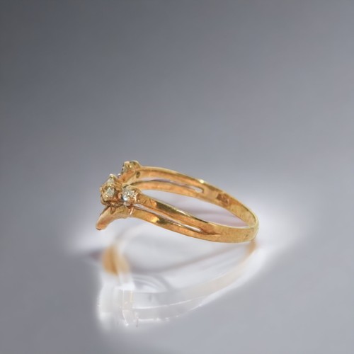 136 - A 9ct Gold ladies V shape ring.
size O