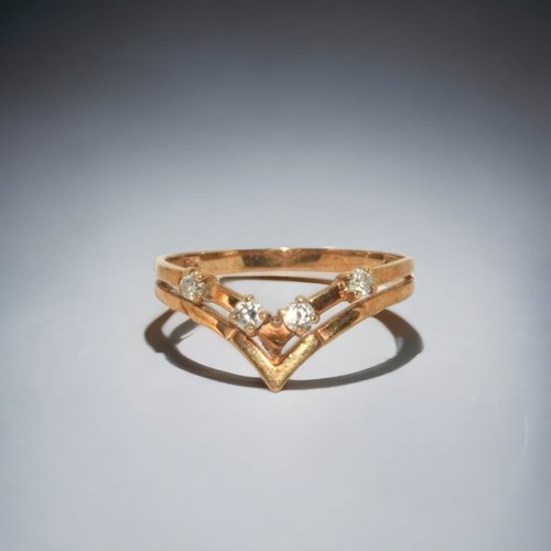 136 - A 9ct Gold ladies V shape ring.
size O