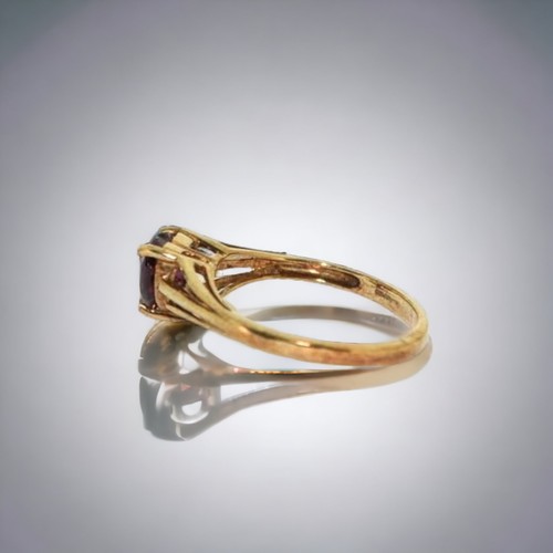 137 - A 9ct gold ladies Garnet heart ring'
size N