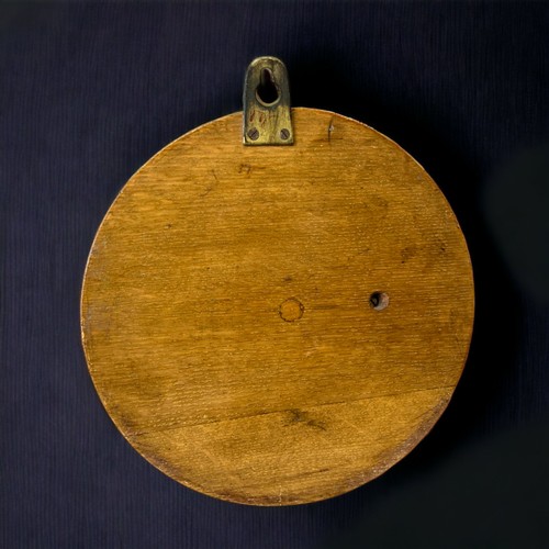 253 - AN EDWARDIAN OAK ROPE FORM ANEROID BAROMETER WITH PORCELAIN DIAL.
19CM DIAMETER