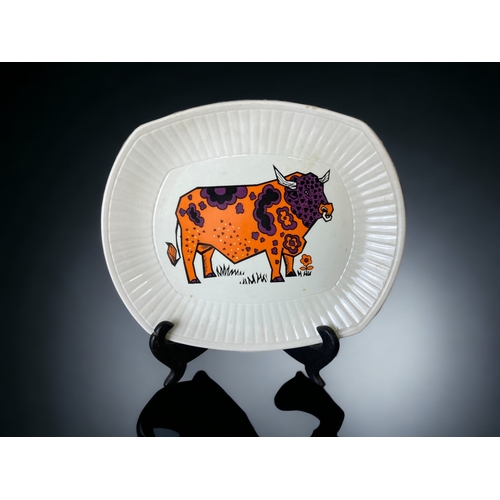 208 - A COLLECTION OF THREE BEEFEATER (STEAK & GRILL SET) PLATES.