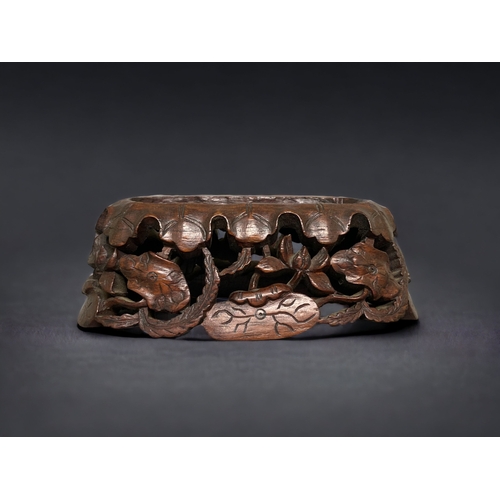 218 - A FINE QUALITY CHINESE QING DYNASTY CARVED WOODEN STAND. DEPICTING LILY PADS & FLOWERS. 
12.5 X 4.5 ... 