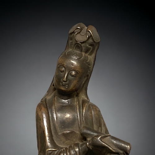 219 - A FINE QUALITY CHINESE BRONZE GUANYIN STATUE. QING DYNASTY.
FINELY DETAILED, IN SEATED POSE HOLDING ... 