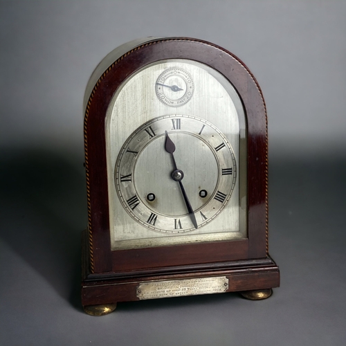 258 - A MAHOGANY CASED MANTLE CLOCK. 8-DAY MOVEMENT, STRIKING ON THE 1/2 HOUR.
EARLY 20TH CENTURY.