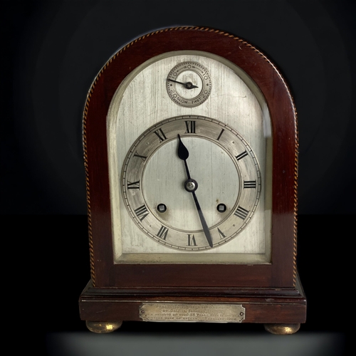 258 - A MAHOGANY CASED MANTLE CLOCK. 8-DAY MOVEMENT, STRIKING ON THE 1/2 HOUR.
EARLY 20TH CENTURY.