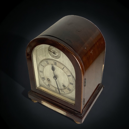 258 - A MAHOGANY CASED MANTLE CLOCK. 8-DAY MOVEMENT, STRIKING ON THE 1/2 HOUR.
EARLY 20TH CENTURY.