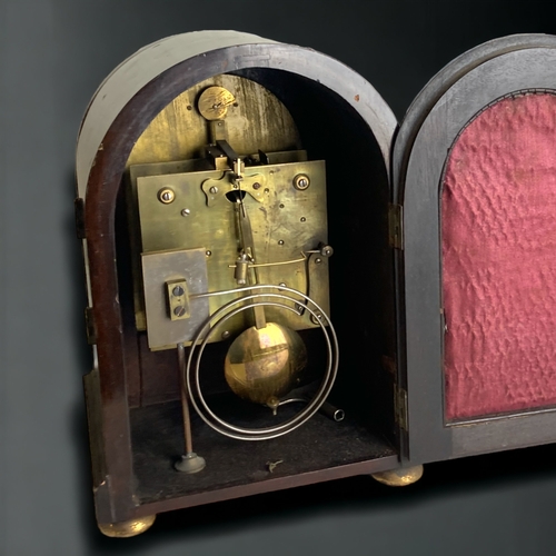 258 - A MAHOGANY CASED MANTLE CLOCK. 8-DAY MOVEMENT, STRIKING ON THE 1/2 HOUR.
EARLY 20TH CENTURY.